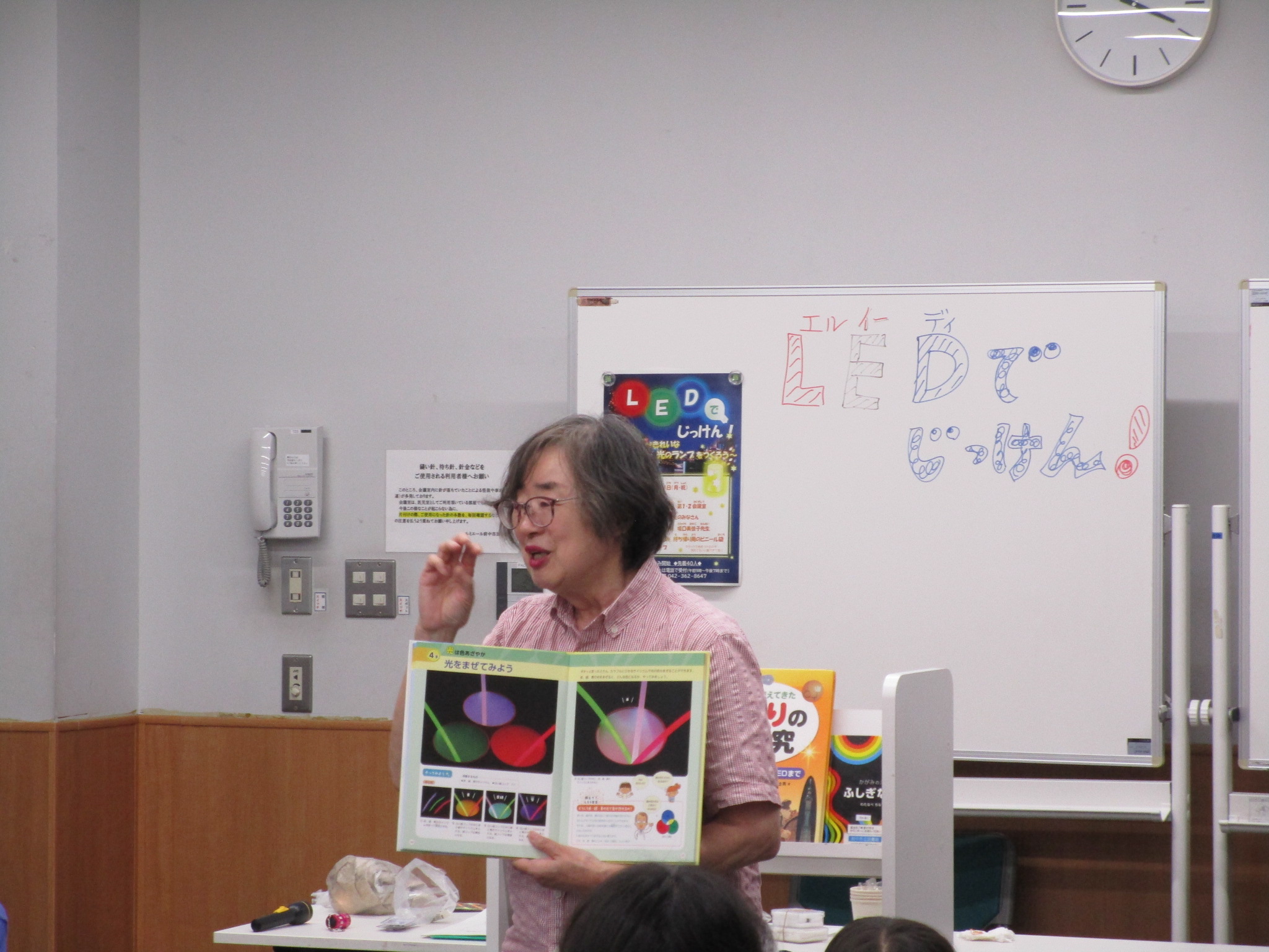 令和7年度講演会科学あそび「LEDでじっけん！～きれいな光のランプをつくろう～」の画像