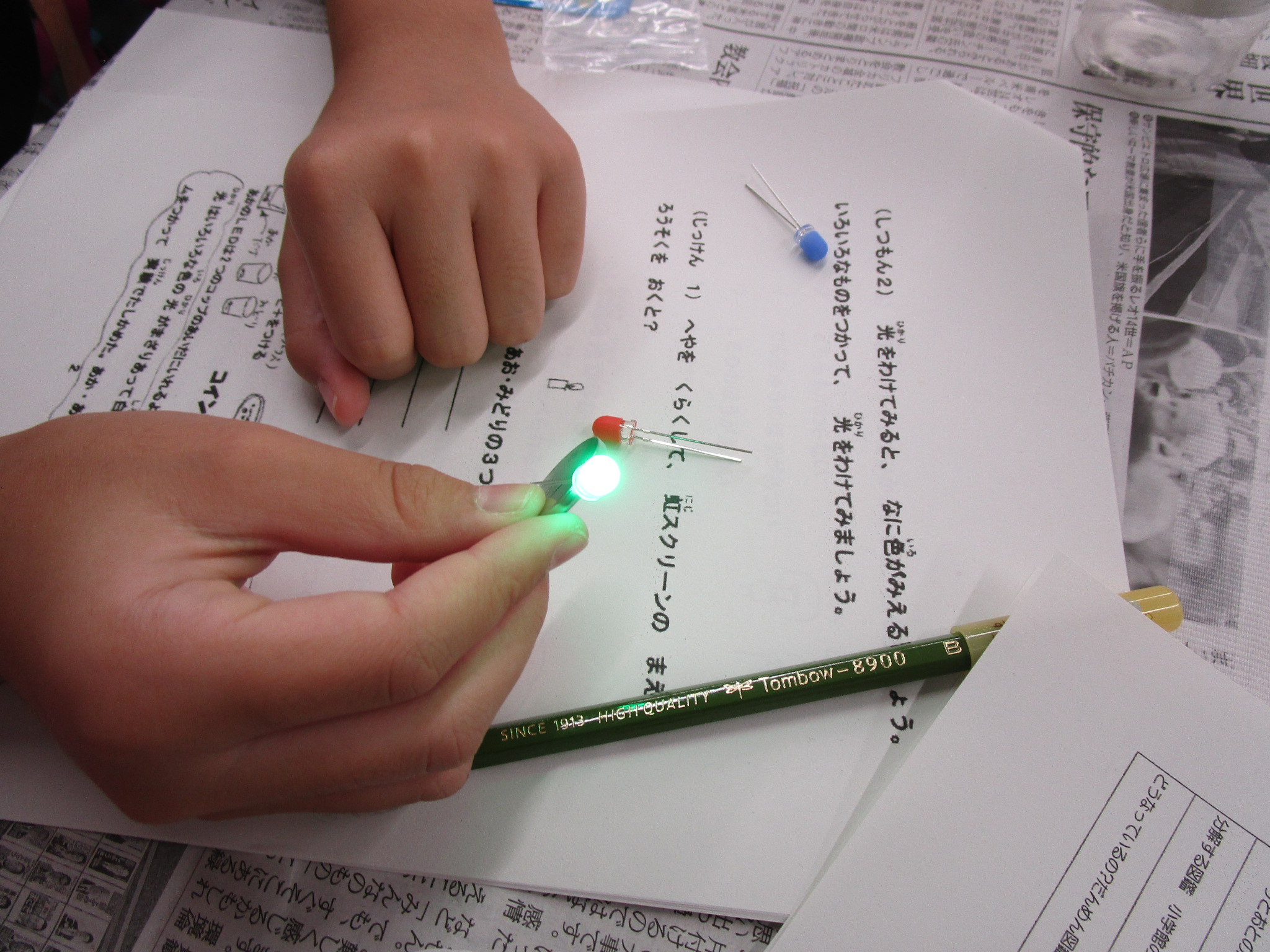 令和7年度講演会科学あそび「LEDでじっけん！～きれいな光のランプをつくろう～」の画像