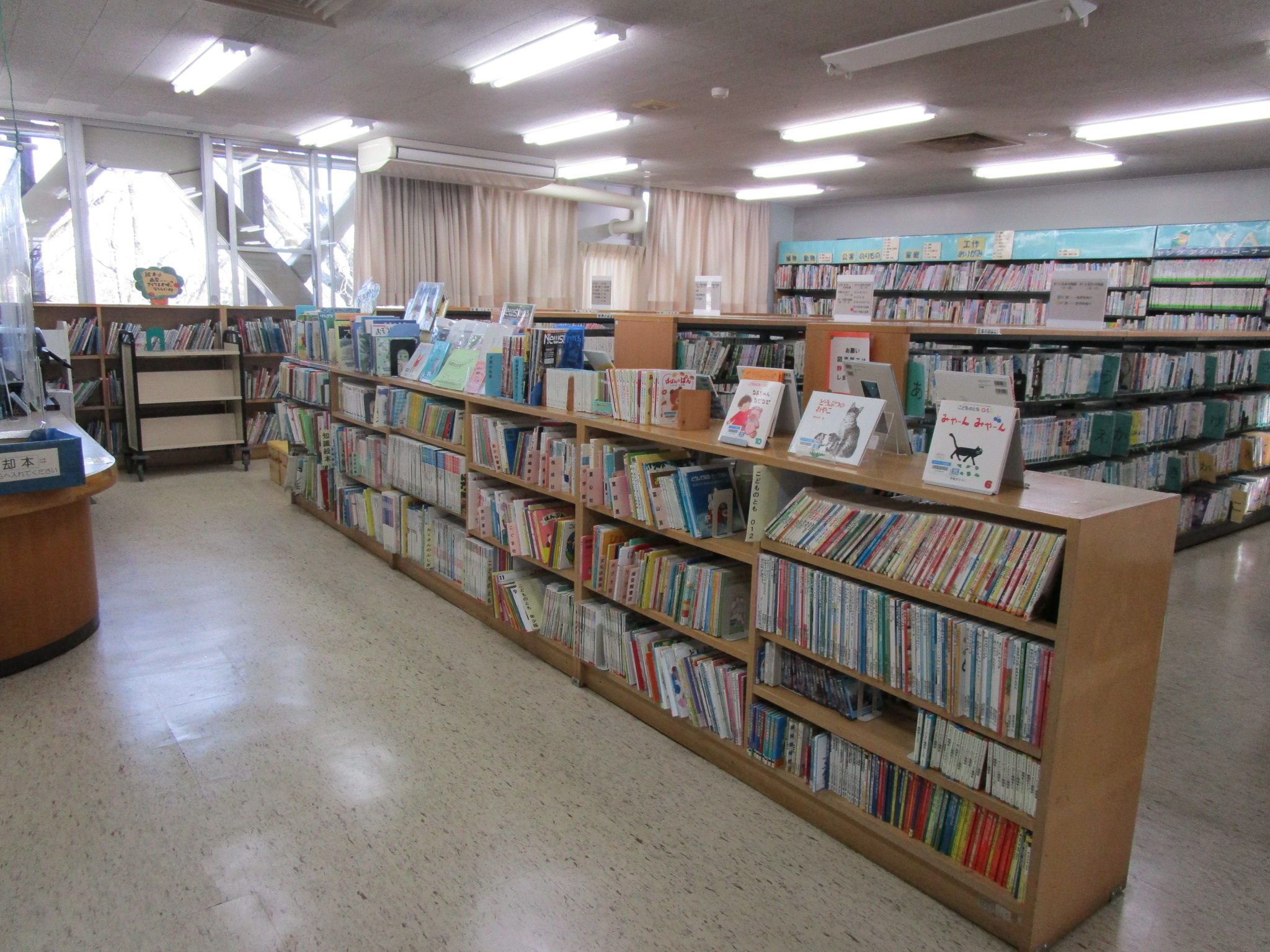 武蔵台図書館内の写真
